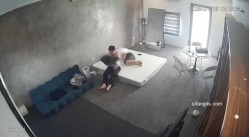 黑客破解家庭网络摄像头偷拍住毛坯房的年轻情侣疯狂做爱有时一天做爱几次 截图15