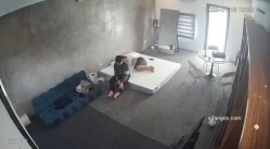 黑客破解家庭网络摄像头偷拍住毛坯房的年轻情侣疯狂做爱有时一天做爱几次 截图16