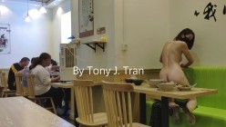 顶级露出【TonyJ和贝贝】付费，餐厅景区全裸露出野战调教，全程露脸 截图11