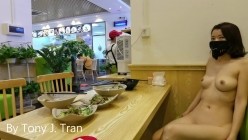 顶级露出【TonyJ和贝贝】付费，餐厅景区全裸露出野战调教，全程露脸 截图13