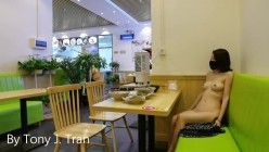 顶级露出【TonyJ和贝贝】付费，餐厅景区全裸露出野战调教，全程露脸 截图14