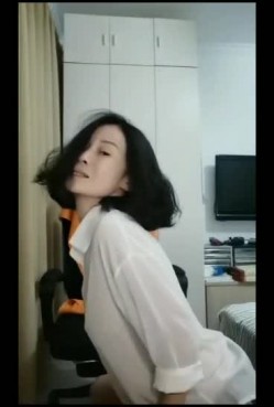 风韵犹存 ️-38岁人妻- ️ 阿姨很色，骚骚的下体掰开等你来舔 截图11
