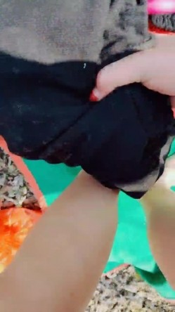 老板娘回归公园露出奶子和逼逼尿尿给狼友看，勾搭小哥户外激情啪啪，口交大鸡巴让小哥无套后入爆草抽插内射 截图2