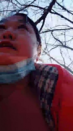 老板娘回归公园露出奶子和逼逼尿尿给狼友看，勾搭小哥户外激情啪啪，口交大鸡巴让小哥无套后入爆草抽插内射 截图3