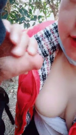 老板娘回归公园露出奶子和逼逼尿尿给狼友看，勾搭小哥户外激情啪啪，口交大鸡巴让小哥无套后入爆草抽插内射 截图8