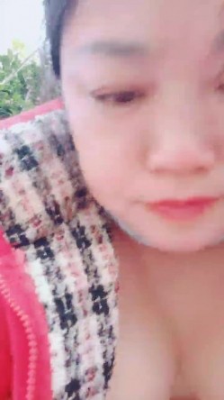 老板娘回归公园露出奶子和逼逼尿尿给狼友看，勾搭小哥户外激情啪啪，口交大鸡巴让小哥无套后入爆草抽插内射 截图12