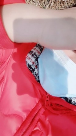 老板娘回归公园露出奶子和逼逼尿尿给狼友看，勾搭小哥户外激情啪啪，口交大鸡巴让小哥无套后入爆草抽插内射 截图14