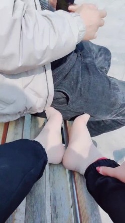 老板娘回归公园露出奶子和逼逼尿尿给狼友看，勾搭小哥户外激情啪啪，口交大鸡巴让小哥无套后入爆草抽插内射 截图16