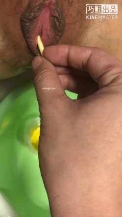 《字母圈牛逼大神极限调教 阴环骚母狗系列》变态扩张 看子宫灌肠注射灌膀胱疯狂虐阴1080P高清原版 截图10