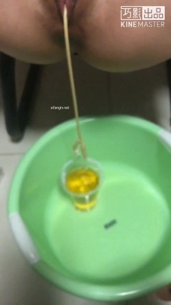 《字母圈牛逼大神极限调教 阴环骚母狗系列》变态扩张 看子宫灌肠注射灌膀胱疯狂虐阴1080P高清原版 截图11