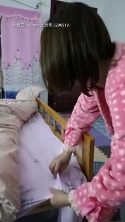 趁着前丈母娘不在家熘进小姨子闺房软磨硬泡与她发生性关系全程露脸没忍住无套把她内射了 截图1