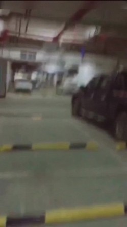 【超爽剧情系列】地下车库偶遇性感骚浪美少妇 尾行楼道强上 无套直接后入 竟配合爆操内射 高清720P完整版 截图3