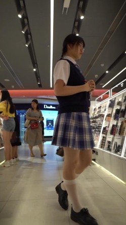 【精品 ️CD】YZWCD系列 商城偷窥美眉 骚丁字裤、粉色窄内，13痕迹明显 截图13
