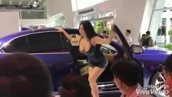 汽展上高颜值极品G奶超级车模 截图12