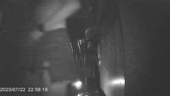 传说中的国产野外放尿神作 偷拍附近大牌档两个女食客尿尿戴眼镜的妹子咋看还以为是个男的 截图5