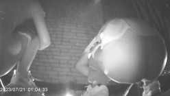 传说中的国产野外放尿神作 偷拍附近大牌档两个女食客尿尿戴眼镜的妹子咋看还以为是个男的 截图7