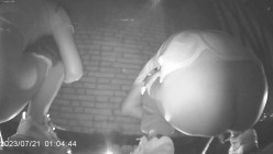 传说中的国产野外放尿神作 偷拍附近大牌档两个女食客尿尿戴眼镜的妹子咋看还以为是个男的 截图8
