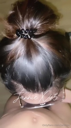 泰国专业口活选手，高颜值，性感身材，极品美乳，女友系反差少女「JannieX」OF大尺度露脸私拍，性爱3P啪啪、口交王者 截图10