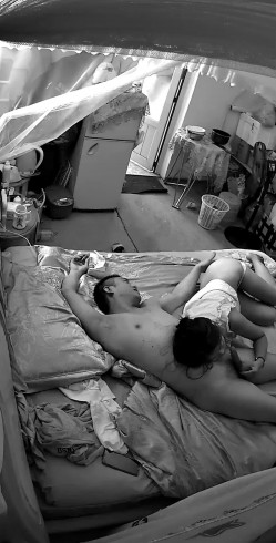破解摄像头 性欲旺盛的女人每天都要给老公口 裹硬了骑上J8就开操 饥渴的女人真可怕 截图1