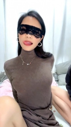 人妻骚妇活好不粘人伺候大哥激情啪啪，深喉口交大鸡巴各种舔弄，衣服都没脱激情上位无套爆草，干到高潮喷尿 截图3