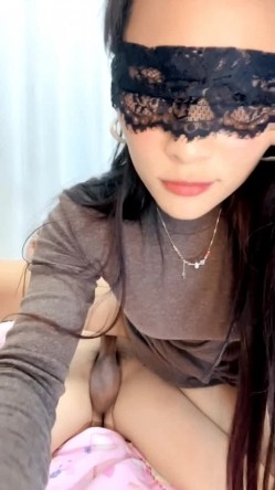 人妻骚妇活好不粘人伺候大哥激情啪啪，深喉口交大鸡巴各种舔弄，衣服都没脱激情上位无套爆草，干到高潮喷尿 截图8