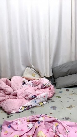 人妻骚妇活好不粘人伺候大哥激情啪啪，深喉口交大鸡巴各种舔弄，衣服都没脱激情上位无套爆草，干到高潮喷尿 截图11