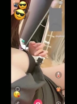 最新重金自购极品网红女神【陈怡曼】大尺度空姐黑丝超性感诱惑 爆乳丰臀 性感内衣自摸玩穴 空姐制服诱惑 高清720P版 截图13