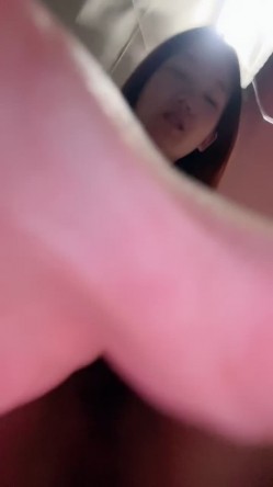 【只如初见时】，真实在校女大学生，偷偷拉上床帘，旁边还能听到室友说话，清纯反差高颜值，三点都露 截图11