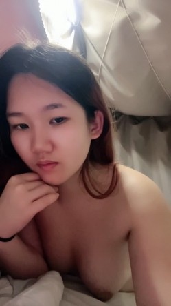 【只如初见时】，真实在校女大学生，偷偷拉上床帘，旁边还能听到室友说话，清纯反差高颜值，三点都露 截图14