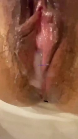 超顶反差婊少妇公务员美熟女【蓝阿姨】厚厚的红唇显得无比性感，口交舌功了得 截图3