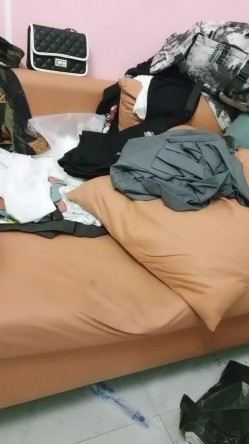 新来的清纯小妹一个人在家偷偷的发骚诱惑狼友，全程露脸道具真不少，各种蹂躏骚逼自慰呻吟，表情好骚别错过 截图10