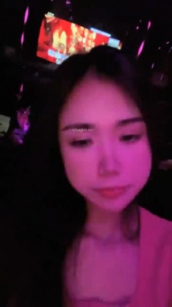 激情一夜，户外真实！【跟闺蜜在KTV玩耍】，安徽，女神肤白貌美，偷偷在KTV卫生间发骚自慰 截图3
