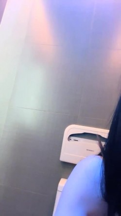 激情一夜，户外真实！【跟闺蜜在KTV玩耍】，安徽，女神肤白貌美，偷偷在KTV卫生间发骚自慰 截图14