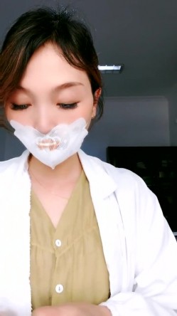 三甲医院，真实女医生，【少妇娜姐】，上班跟同事聊天的同时，玩跳蛋 自慰喷水，三点尽露 截图2