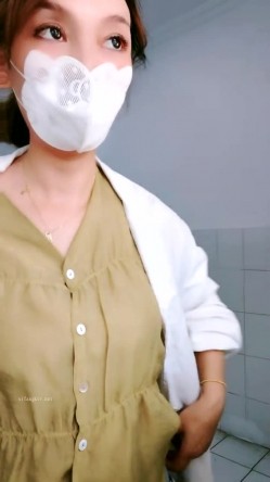 三甲医院，真实女医生，【少妇娜姐】，上班跟同事聊天的同时，玩跳蛋 自慰喷水，三点尽露 截图12
