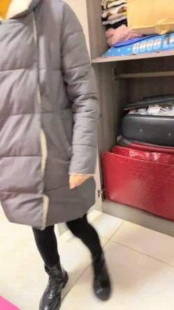 【丧志母狗无脑调教】，调教界圈中大神，手中的妹子真是多，下午双飞，超清画质，两个骚货争相求插，羡慕！！！ 截图1