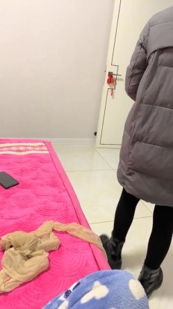 【丧志母狗无脑调教】，调教界圈中大神，手中的妹子真是多，下午双飞，超清画质，两个骚货争相求插，羡慕！！！ 截图2