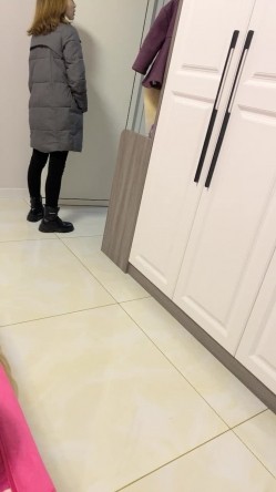 【丧志母狗无脑调教】，调教界圈中大神，手中的妹子真是多，下午双飞，超清画质，两个骚货争相求插，羡慕！！！ 截图3