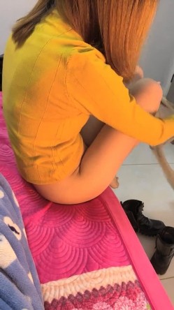【丧志母狗无脑调教】，调教界圈中大神，手中的妹子真是多，下午双飞，超清画质，两个骚货争相求插，羡慕！！！ 截图6