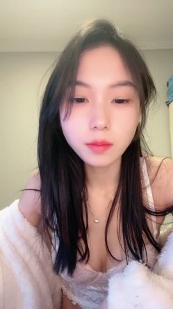 国产小美女全裸洗澡，回到卧室和男友啪啪做爱给男友打飞机女上位打桩 截图2