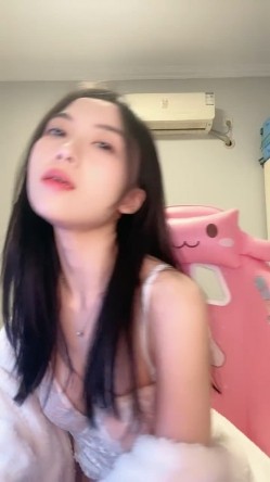 国产小美女全裸洗澡，回到卧室和男友啪啪做爱给男友打飞机女上位打桩 截图3