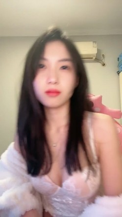 国产小美女全裸洗澡，回到卧室和男友啪啪做爱给男友打飞机女上位打桩 截图5