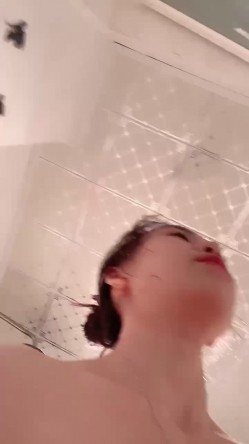 国产小美女全裸洗澡，回到卧室和男友啪啪做爱给男友打飞机女上位打桩 截图8