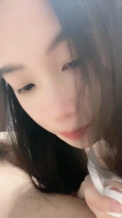 国产小美女全裸洗澡，回到卧室和男友啪啪做爱给男友打飞机女上位打桩 截图11