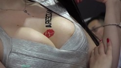 上海车展色色的摄影师各种角度 捕捉身材火爆的美女模特各种不经意间的走光 截图10