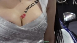 上海车展色色的摄影师各种角度 捕捉身材火爆的美女模特各种不经意间的走光 截图11