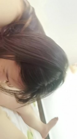 年轻貌美小骚逼让小哥草爽了，激情3P，淫声荡语不断，各种体位蹂躏抽插，骑在脖子上草嘴，呻吟可射精彩刺激 截图9