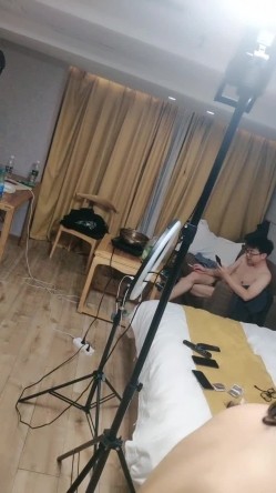 御姐少妇的3P生活，床上伺候两个草逼很猛的小哥，口交大鸡巴表情好骚，多体位让两个小哥爆草抽插享受快感 截图7