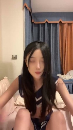 高颜值顶级校花女神「小蝴蝶会飞」瘦瘦的高挑身材，白丝美腿，腿控福音，才20岁就能如此风骚 截图2