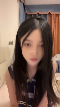 高颜值顶级校花女神「小蝴蝶会飞」瘦瘦的高挑身材，白丝美腿，腿控福音，才20岁就能如此风骚 截图6